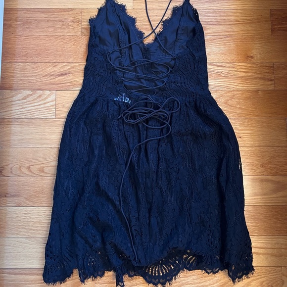 Two Sisters Lace Dress - Picture 2 of 3